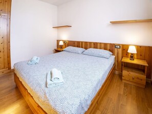 2 bedrooms, travel cot, free WiFi