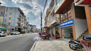 Hotel Thanh Nam Hotel, con una entrada visible y una escalera que conduce a ella.