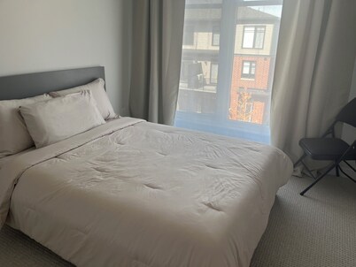 Room in Ottawa close to the airport