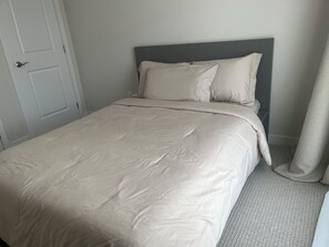 1 dormitori, planxa i posts de planxar i wifi