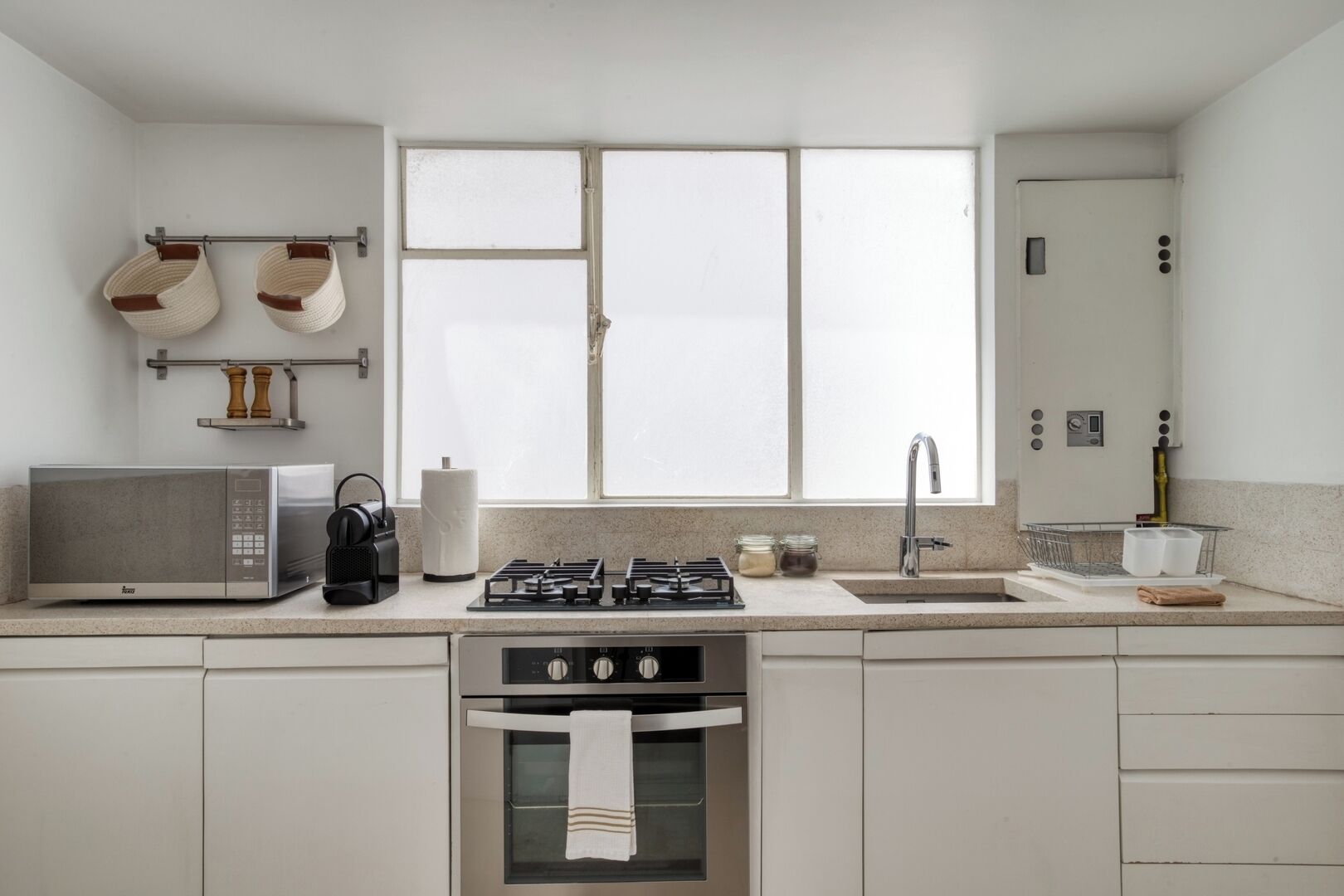 Kylskåp, mikrovågsugn, ugn och spishäll