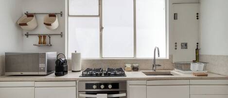 Geladeira, micro-ondas, fogão, cooktop