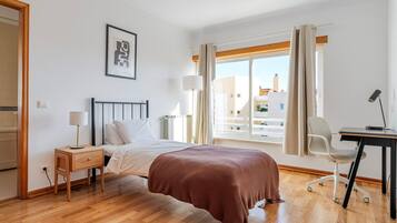 3 bedrooms, iron/ironing board, WiFi, bed sheets