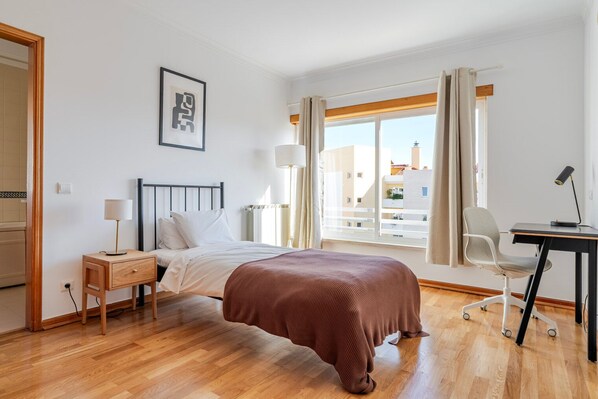 3 عدّة غرف نوم ومكواة/لوح كي وواي فاي وملاءات أسرّة