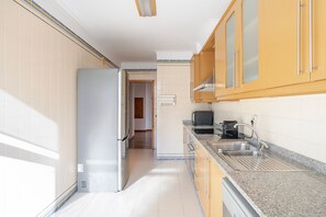 ثلاجة، ميكروويف، فرن، موقد طهي مسطح