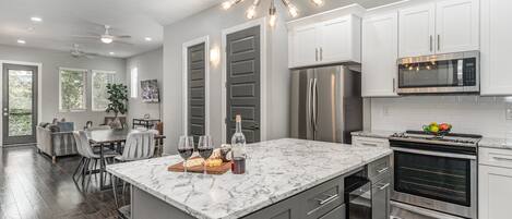 冷蔵庫、電子レンジ、オーブン、コンロ