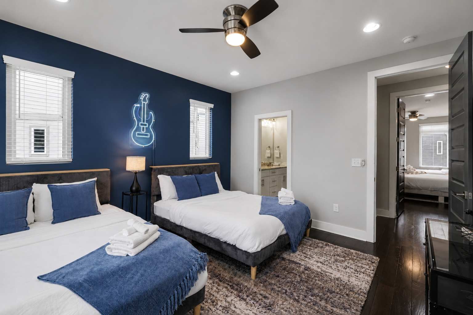 3 habitaciones, tabla de planchar con plancha y cuna de viaje 