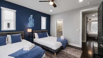 3 habitaciones, tabla de planchar con plancha y cuna de viaje