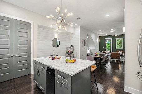 Dining. Cypress-Private Rooftop w/fire pit-Mins 2 Broadway