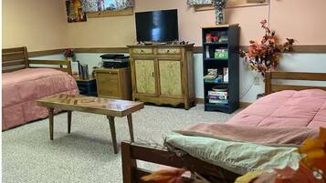 3 bedrooms, iron/ironing board, WiFi, bed sheets