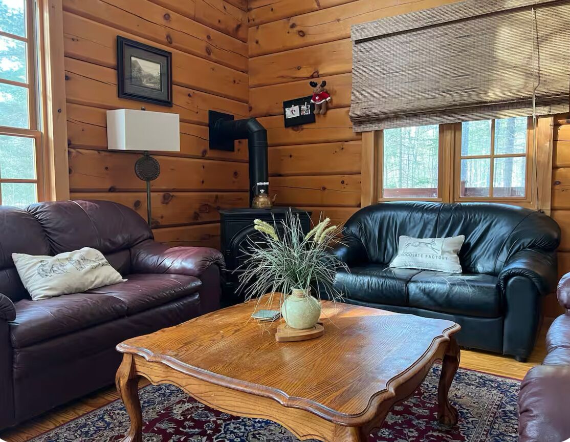 Una televisión, una chimenea