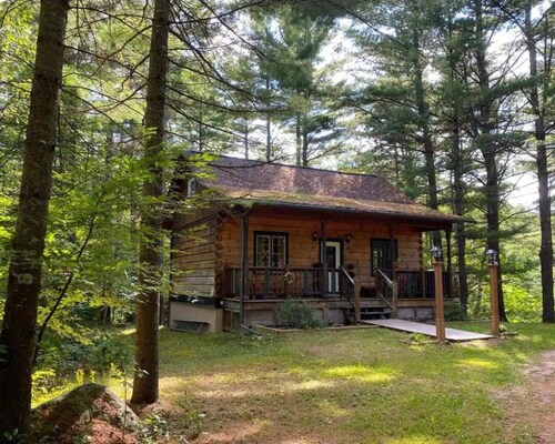 Logcabin in ADK of Fall Foliage and Winter Whiteface / Lake Placid fun