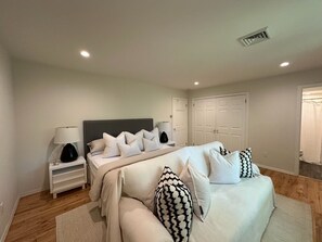 3 bedrooms, iron/ironing board, internet, bed sheets