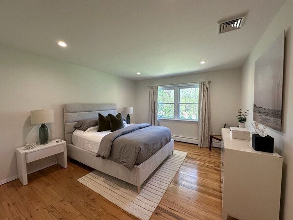 3 bedrooms, iron/ironing board, internet, bed sheets