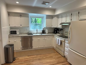 冷蔵庫、電子レンジ、オーブン、コンロ