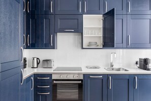 Réfrigérateur, four à micro-ondes, un four, lave-vaisselle