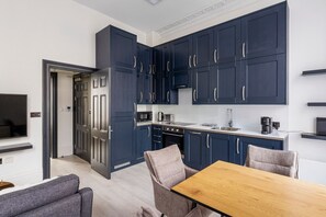 Réfrigérateur, four à micro-ondes, un four, lave-vaisselle