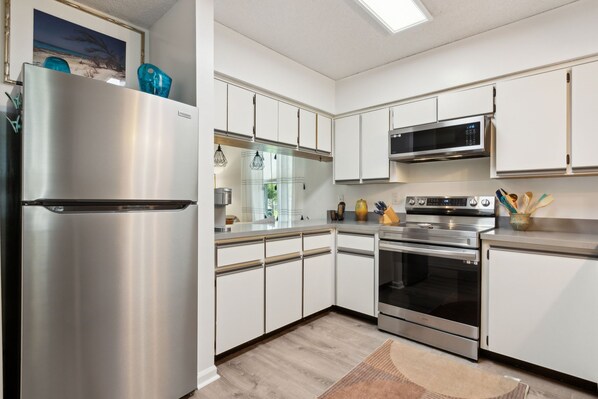 ثلاجة، ميكروويف، فرن، موقد طهي مسطح