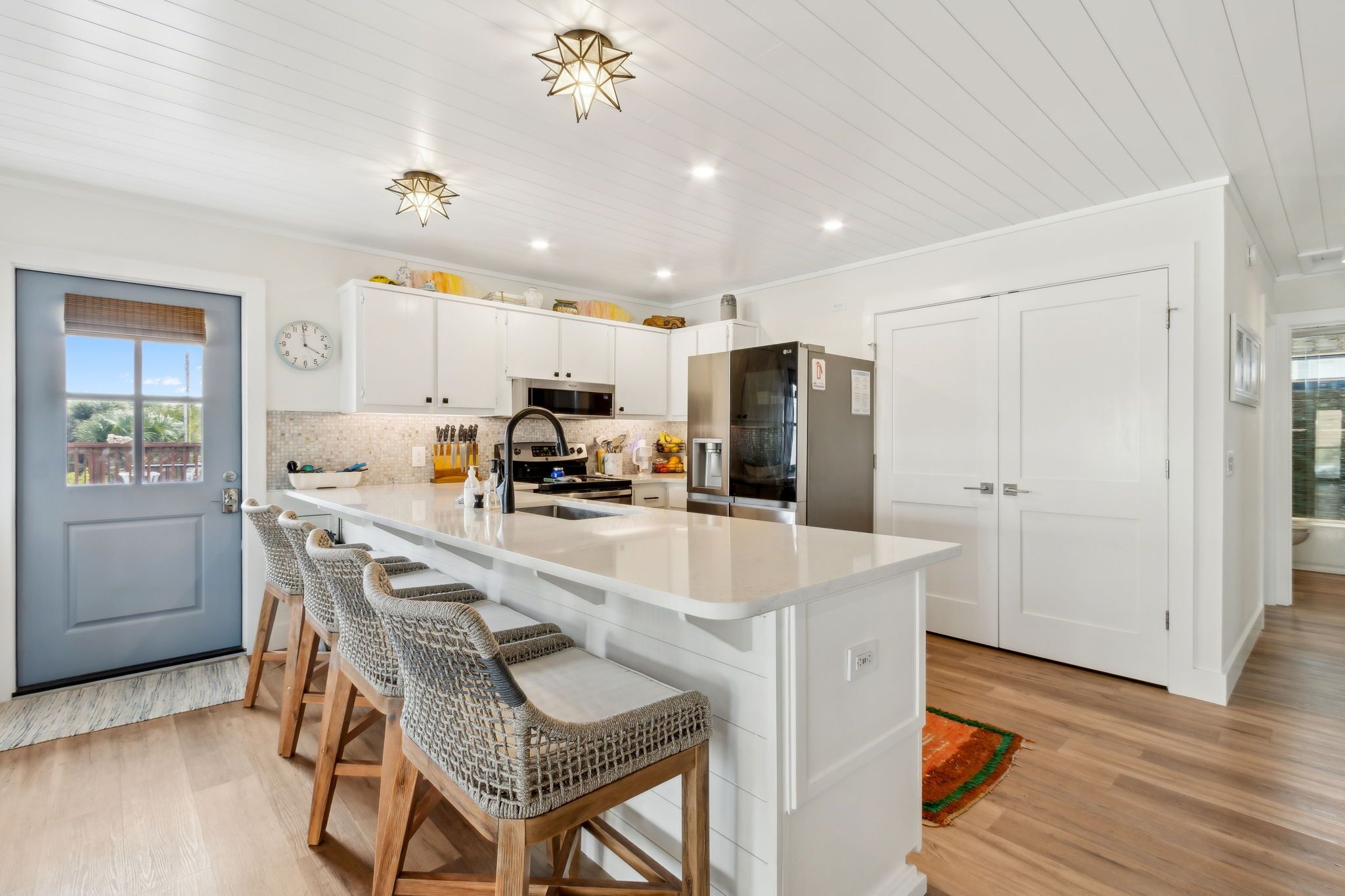 冷蔵庫、電子レンジ、オーブン、コンロ