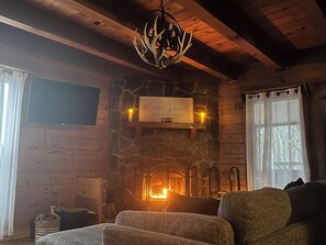 Interior - Private 3Acre Mountain Retreat wFireplace. Wildlife, & Stunning Views (Ellijay)