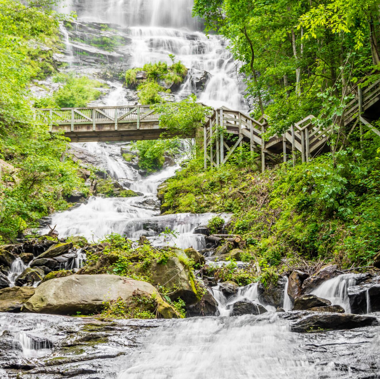 Una cascada escalonada con pasarelas de madera.