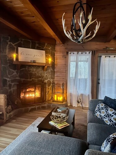 Private 3Acre Mountain Retreat wFireplace. Wildlife, & Stunning Views