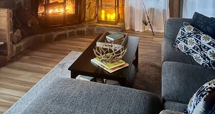 Private 3Acre Mountain Retreat wFireplace. Wildlife, & Stunning Views