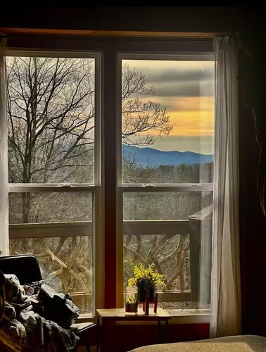 Private 3Acre Mountain Retreat wFireplace. Wildlife, & Stunning Views