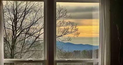 Private 3Acre Mountain Retreat wFireplace. Wildlife, & Stunning Views