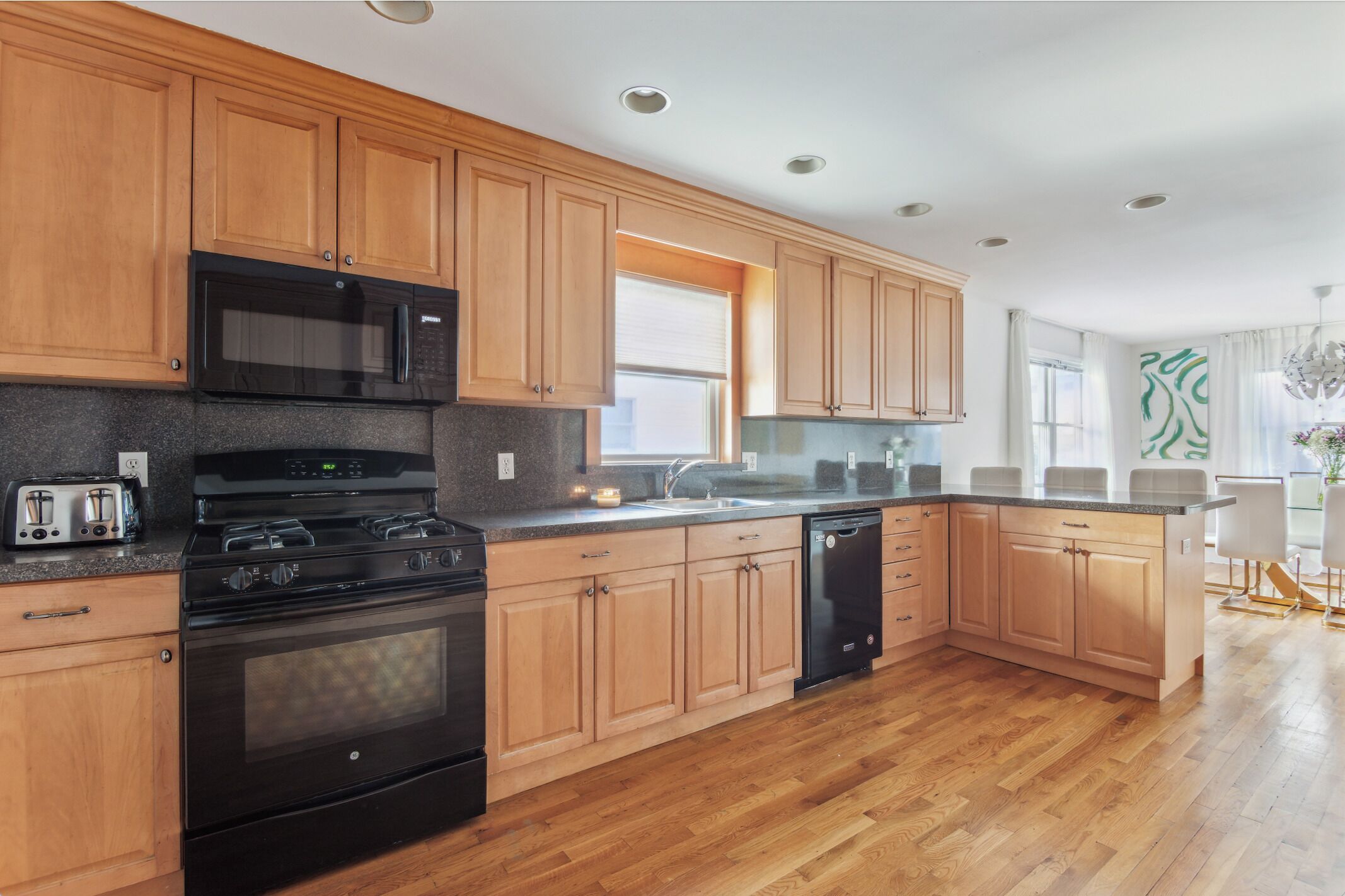 Réfrigérateur, micro-ondes, plaque de cuisson, cafetière/bouilloire