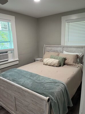 2 bedrooms, WiFi, bed sheets - East Bay Bungalow Less Than 1 Mile to Tyndall AFB (Panama City)