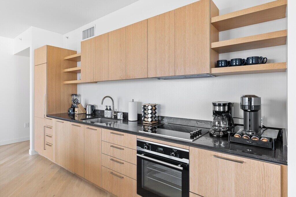 Een koelkast, een magnetron, een oven, een kookplaat