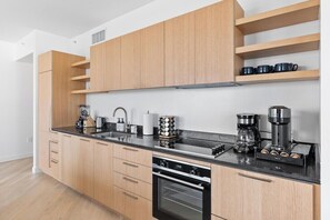 Refrigerador, microondas, horno, placa de cocina