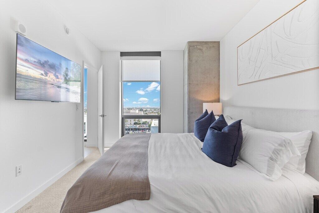 2 slaapkamers, een bureau, een strijkplank/strijkijzer, reisbedje