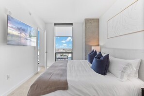 2 habitaciones, escritorio y tabla de planchar con plancha