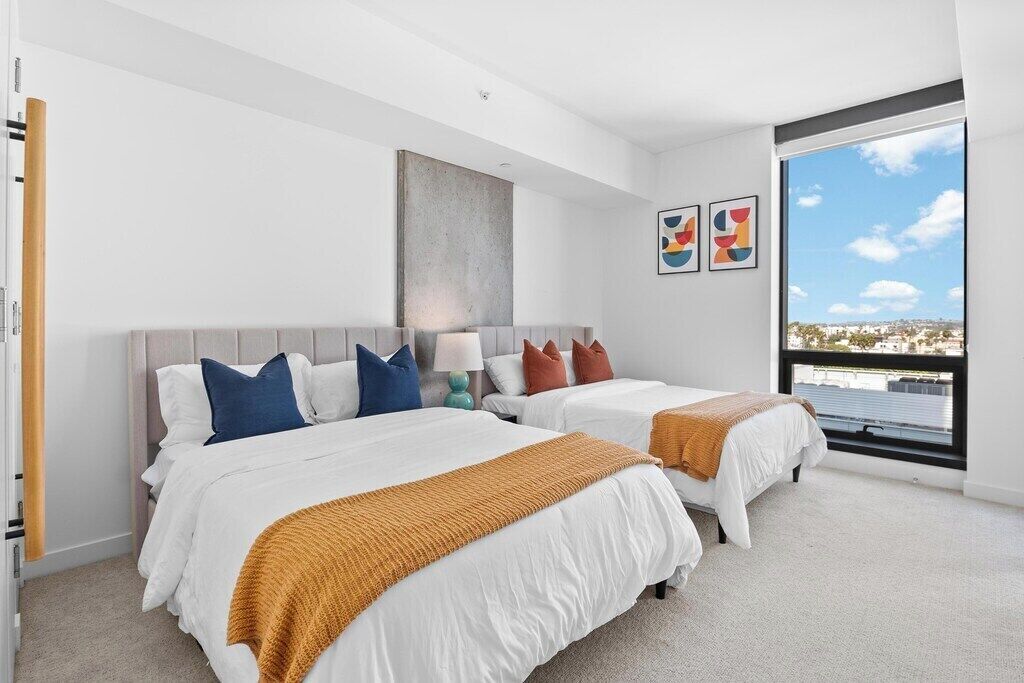 2 habitaciones, escritorio y tabla de planchar con plancha 