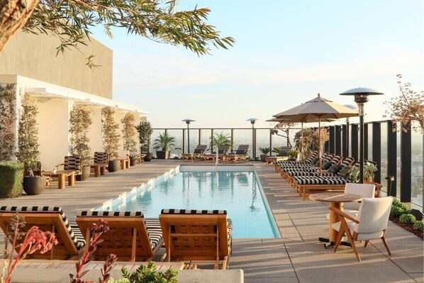 Una piscina al aire libre, una piscina climatizada