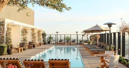 Modern 2BR/2BA with AC, Rooftop Pool, Gym, and Panoramic Views