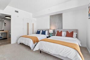 2 habitaciones, escritorio y tabla de planchar con plancha