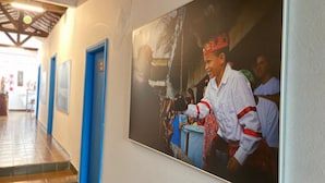 A hallway with a large framed photograph on the wall, blue doors, and a staircase leading to another area. - Hospedaria & Galeria de Arte São Jorge  (Alto Paraíso de Goiás)