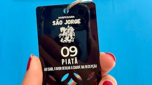 A hotel room key card with the name "HOSPEDARIA SÃO JORGE" and the number "09 PIATA". - Hospedaria & Galeria de Arte São Jorge  (Alto Paraíso de Goiás)