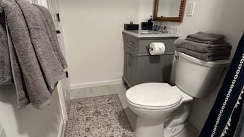 Ducha, secador de pelo, toallas, jabón