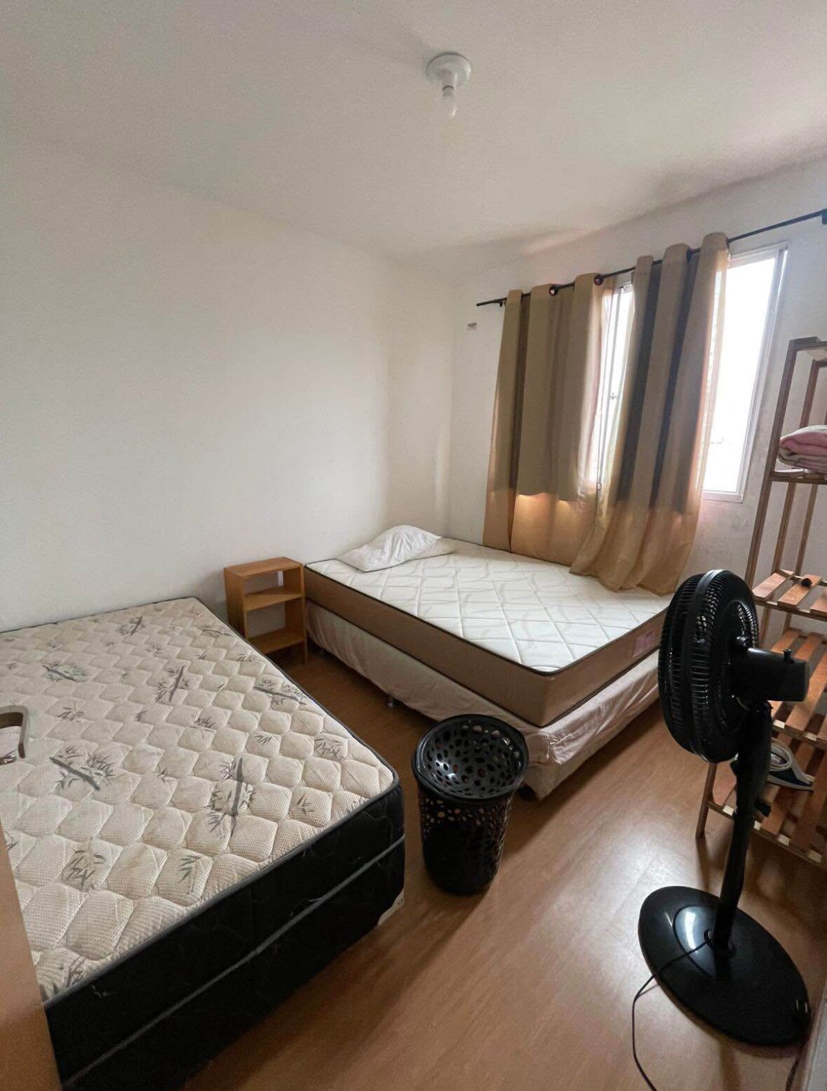 2 quartos, ferros/tábuas de passar roupa, acesso à internet