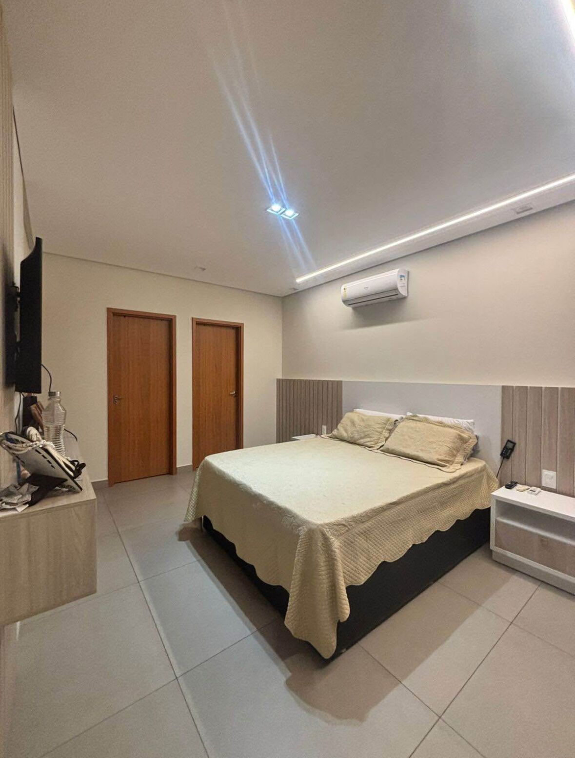 2 quartos, ferros/tábuas de passar roupa, acesso à internet