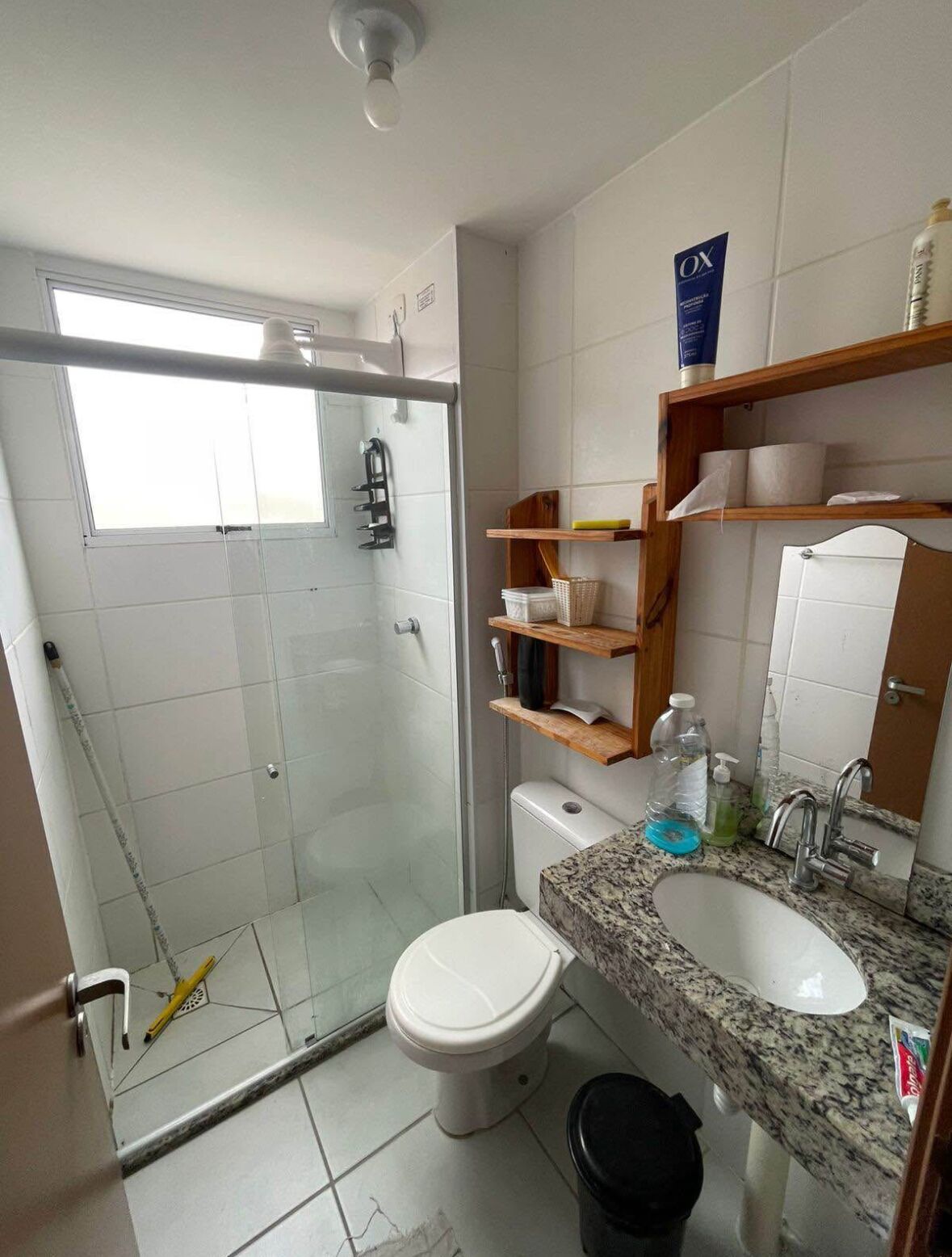 Secador de cabelo, toalhas de banho, sabonete, papel higiênico