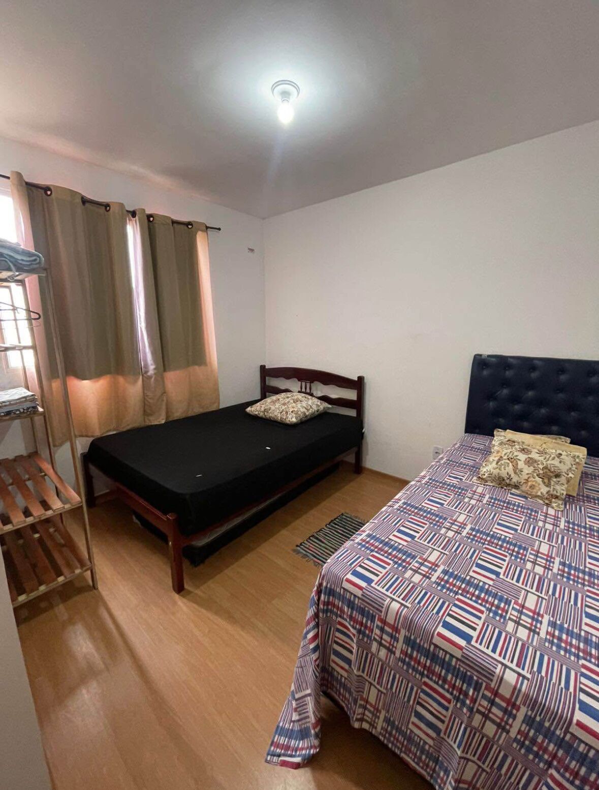 2 quartos, ferros/tábuas de passar roupa, acesso à internet