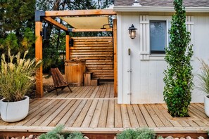 Terrace/patio - Peaceful Retreat Near Downtown Boulder – 1 Acre of Fun & Relaxation (Boulder)