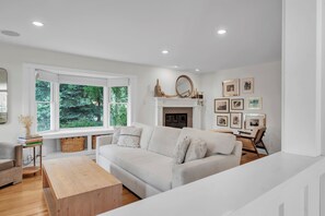 Smart TV, caminetto, stampante