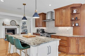 Fridge, microwave, oven, stovetop - Peaceful Retreat Near Downtown Boulder – 1 Acre of Fun & Relaxation (Boulder)