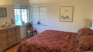 5 bedrooms, iron/ironing board, WiFi, bed sheets